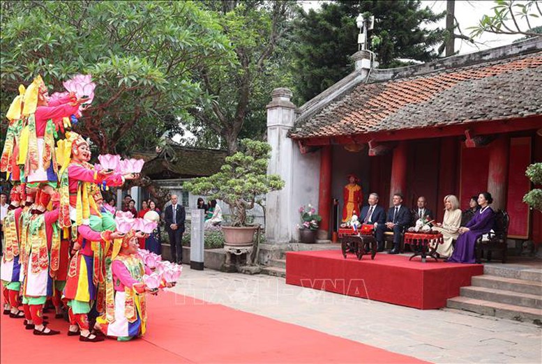 Tổng Bí thư Tô Lâm và Phu nhân cùng Tổng thống Pháp và Phu nhân thăm Văn Miếu – Quốc Tử Giám- Ảnh 3.