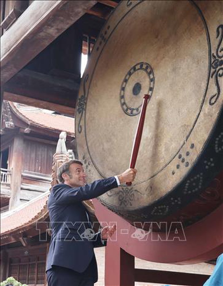 Tổng Bí thư Tô Lâm và Phu nhân cùng Tổng thống Pháp và Phu nhân thăm Văn Miếu – Quốc Tử Giám- Ảnh 4.