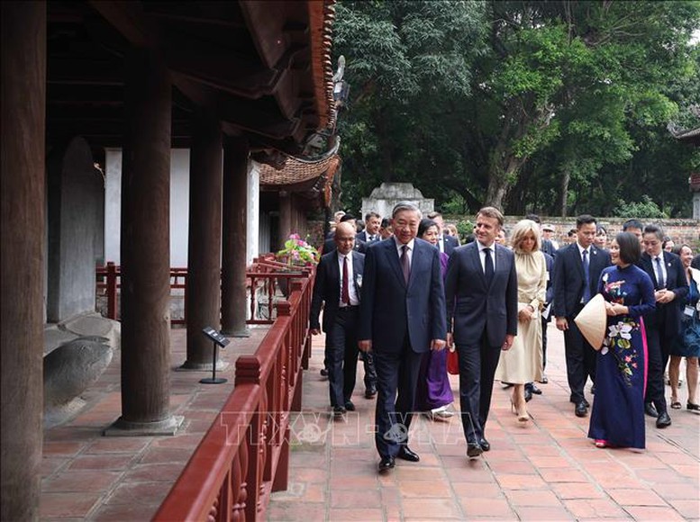 Tổng Bí thư Tô Lâm và Phu nhân cùng Tổng thống Pháp và Phu nhân thăm Văn Miếu – Quốc Tử Giám- Ảnh 1.