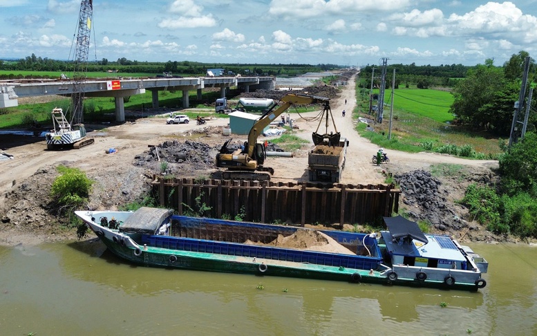 Tháo gỡ khó khăn về vật liệu cho cao tốc Châu Đốc - Cần Thơ - Sóc Trăng tăng tốc vượt kế hoạch
