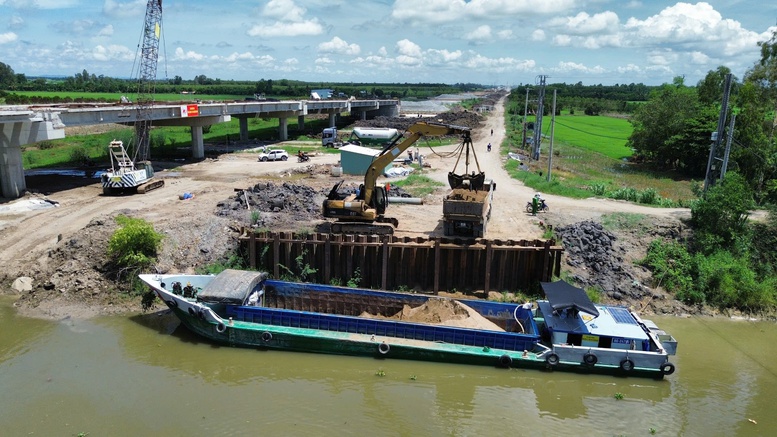 Tháo gỡ khó khăn về vật liệu cho cao tốc Châu Đốc - Cần Thơ - Sóc Trăng tăng tốc vượt kế hoạch- Ảnh 6.