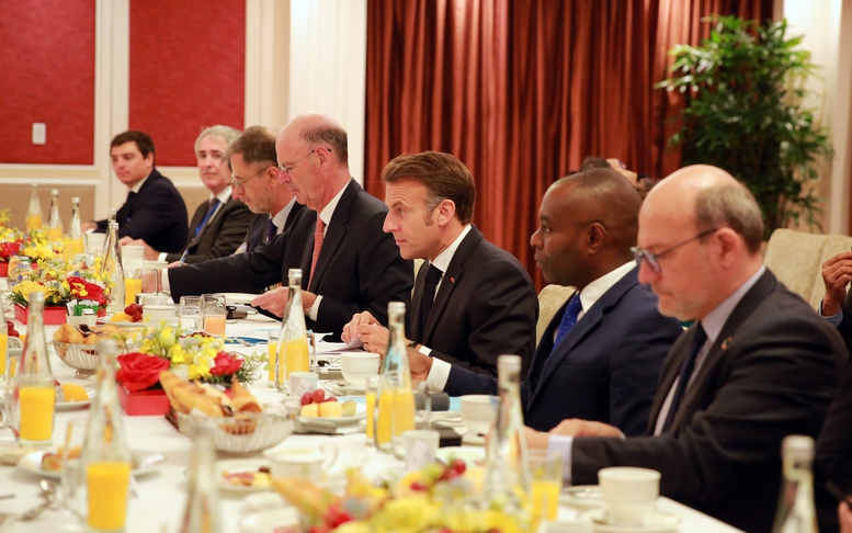 Tổng thống Pháp Emmanuel Macron làm việc với Phó Thủ tướng Trần Hồng Hà về lĩnh vực chuyển đổi năng lượng- Ảnh 3. Tổng thống Pháp Emmanuel Macron làm việc với Phó Thủ tướng Trần Hồng Hà về lĩnh vực chuyển đổi năng lượng- Ảnh 3.