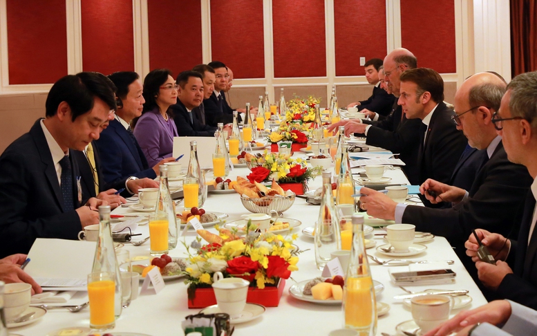 Tổng thống Pháp Emmanuel Macron làm việc với Phó Thủ tướng Trần Hồng Hà về lĩnh vực chuyển đổi năng lượng- Ảnh 4. Tổng thống Pháp Emmanuel Macron làm việc với Phó Thủ tướng Trần Hồng Hà về lĩnh vực chuyển đổi năng lượng- Ảnh 4.