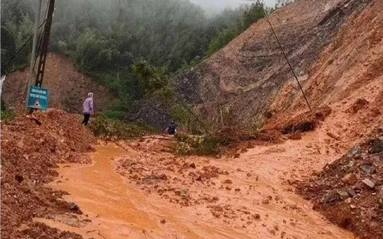Mưa lớn dồn dập khắp ba miền: Cảnh báo lũ quét, sạt lở và ngập úng đô thị