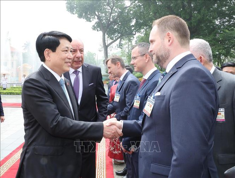 Chủ tịch nước Lương Cường chủ trì lễ đón chính thức Tổng thống Hungary- Ảnh 8.