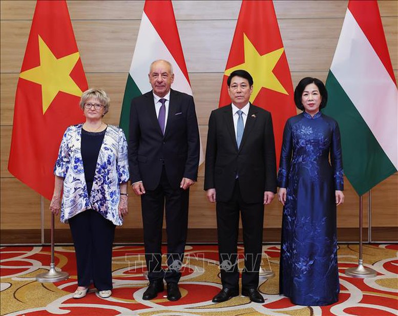 Chủ tịch nước Lương Cường chủ trì chiêu đãi chính thức Tổng thống Hungary- Ảnh 2. Chủ tịch nước Lương Cường và Phu nhân đón Tổng thống Hungary Sulyok Tamas và Phu nhân dự tiệc chiêu đãi. Ảnh: TTXVN