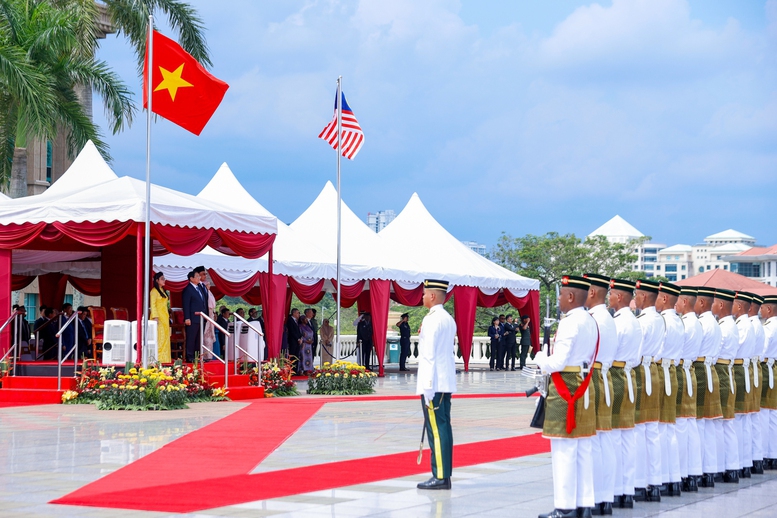 Tạo xung lực mạnh mẽ đưa quan hệ Việt Nam - Malaysia bước vào giai đoạn phát triển mới- Ảnh 1. Chiều 25/5, Thủ tướng Chính phủ Malaysia Anwar Ibrahim và Phu nhân chủ trì lễ đón chính thức Thủ tướng Chính phủ Phạm Minh Chính và Phu nhân, cùng Đoàn đại biểu cấp cao Việt Nam thăm chính thức Malaysia và tham dự Hội nghị Cấp cao ASEAN lần thứ 46 và các hội nghị cấp cao liên quan - Ảnh: VGP/Nhật Bắc