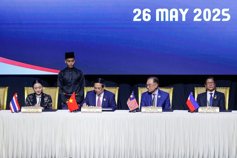 Tạo xung lực mạnh mẽ đưa quan hệ Việt Nam - Malaysia bước vào giai đoạn phát triển mới- Ảnh 6. Thủ tướng Phạm Minh Chính cùng các nhà lãnh đạo ký Tuyên bố 'ASEAN 2045: Tương lai chung của chúng ta' - Ảnh: VGP/Nhật Bắc
