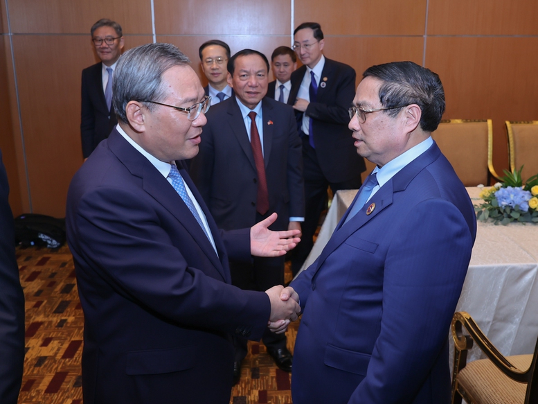 Tạo xung lực mạnh mẽ đưa quan hệ Việt Nam - Malaysia bước vào giai đoạn phát triển mới- Ảnh 8. Thủ tướng Phạm Minh Chính và Thủ tướng Quốc vụ viện Trung Quốc Lý Cường - Ảnh: VGP/Nhật Bắc