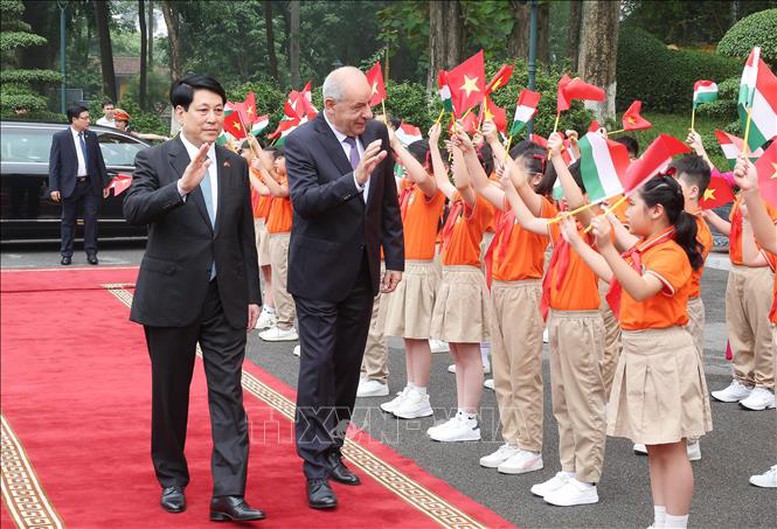 Chủ tịch nước Lương Cường chủ trì lễ đón chính thức Tổng thống Hungary- Ảnh 2.