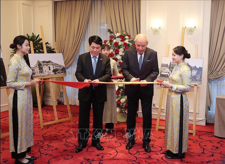 Chủ tịch nước Lương Cường và Tổng thống Hungary dự khai mạc triển lãm ảnh của nhiếp ảnh gia Dezso Bozoky- Ảnh 1.