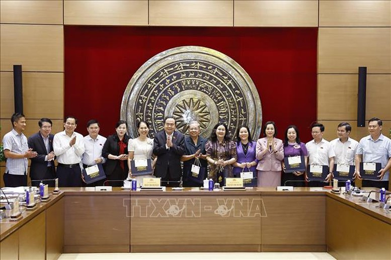 Chủ tịch Quốc hội Trần Thanh Mẫn gặp mặt đại biểu Quốc hội các khóa tỉnh Hậu Giang- Ảnh 3.