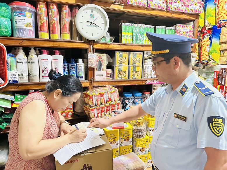 Quảng Trị đồng loạt ra quân phòng chống buôn lậu, gian lận thương mại, hàng giả- Ảnh 2.