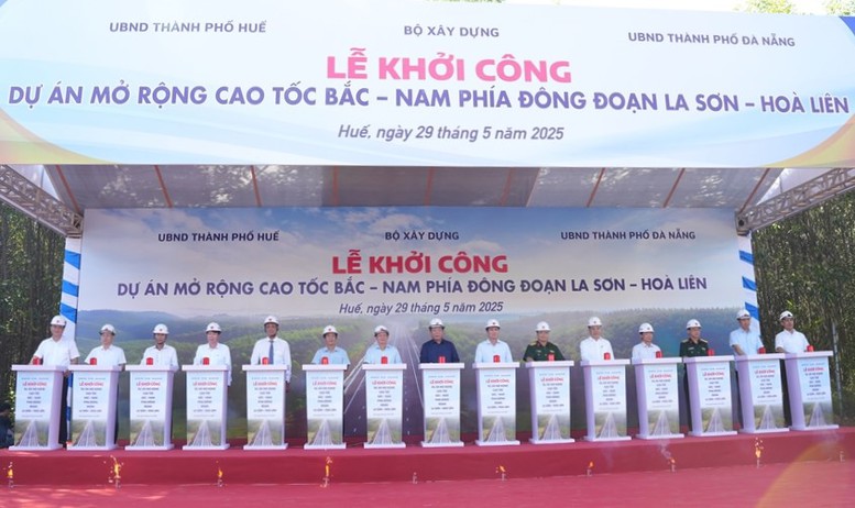 Khởi công mở rộng cao tốc đoạn La Sơn - Hòa Liên, từ 2 làn xe lên 4 làn xe- Ảnh 1.