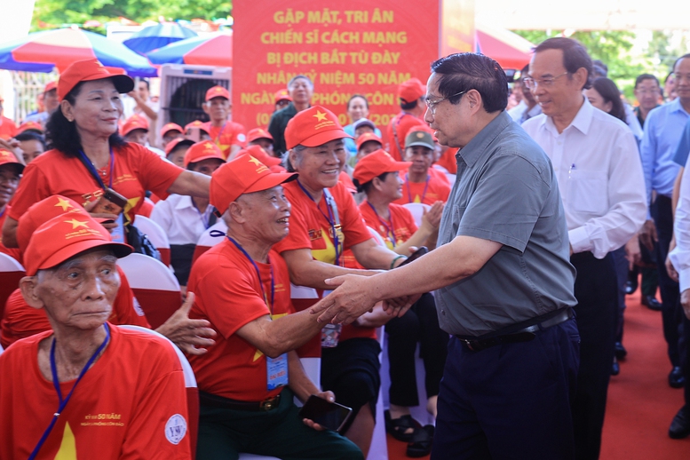 Hình ảnh 1 Thủ tướng Phạm Minh Chính và các chiến sĩ cách mạng, cựu tù chính trị bị địch bắt tù đày tham dự buổi gặp mặt, tri ân - Ảnh: VGP/Nhật Bắc
