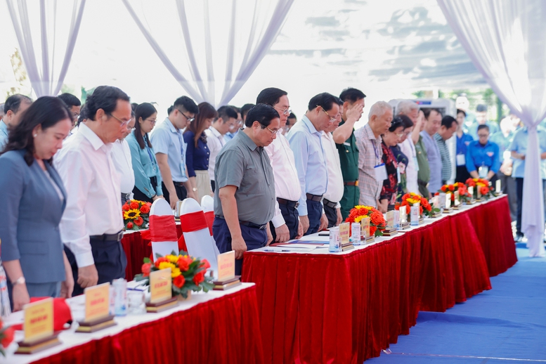Hình ảnh 2 Thủ tướng Phạm Minh Chính và các đại biểu mặc niệm các chiến sĩ cách mạng đã hy sinh - Ảnh: VGP/Nhật Bắc
