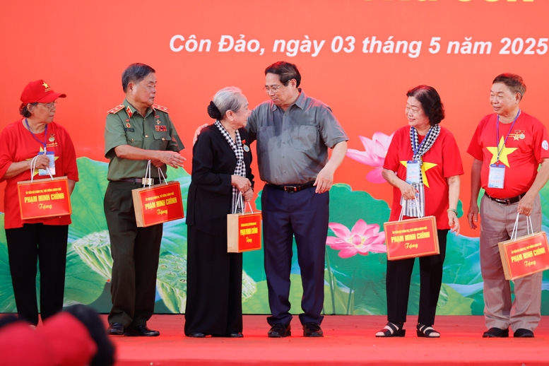 Hình ảnh 9 Thủ tướng tặng quà cho các đại biểu - Ảnh: VGP/Nhật Bắc