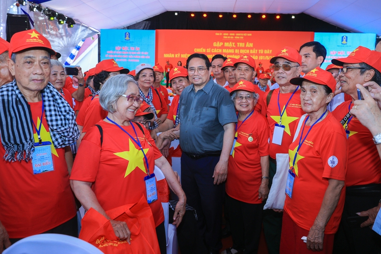 Hình ảnh 10 Thủ tướng cùng các đại biểu dự buổi gặp mặt, tri ân - Ảnh: VGP/Nhật Bắc