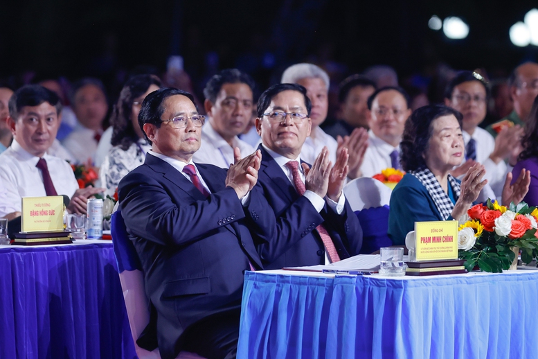 Thủ tướng: Xây dựng Côn Đảo từ 'địa ngục trần gian' thành hòn ngọc xanh giữa biển khơi- Ảnh 2.
