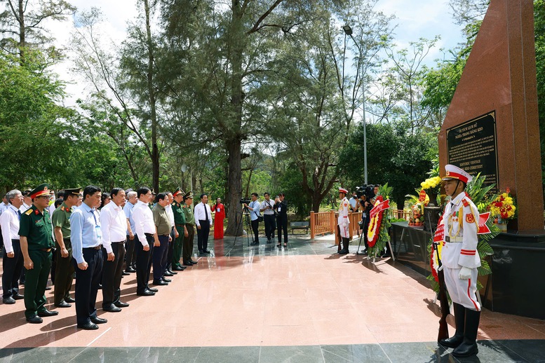 Hình ảnh 4 Thủ tướng Phạm Minh Chính dâng hương, dâng hoa tưởng nhớ các Anh hùng liệt sĩ tại Nghĩa trang Hàng Keo - Ảnh: VGP