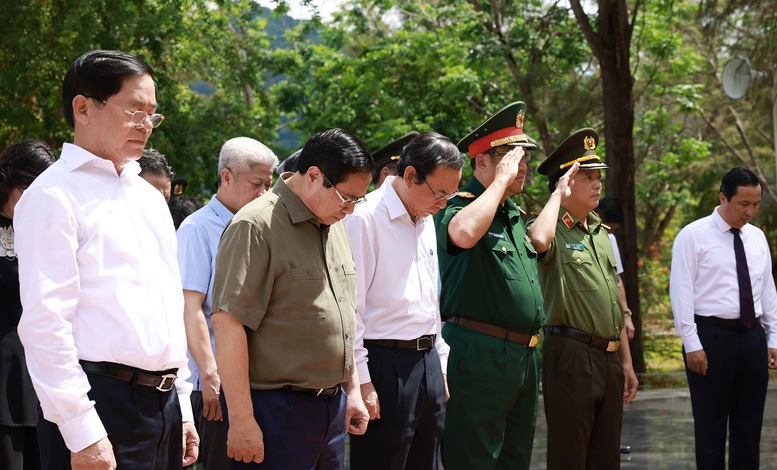 Hình ảnh 2 Thủ tướng Phạm Minh Chính và các đại biểu tưởng nhớ các Anh hùng liệt sĩ tại Nghĩa trang Hàng Dương - Ảnh: VGP