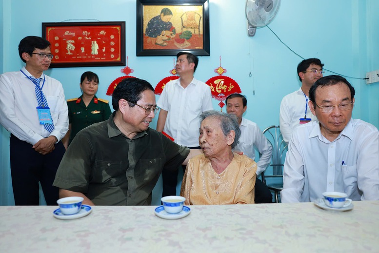 Hình ảnh 7 Thủ tướng Chính phủ Phạm Minh Chính thăm, tặng quà gia đình bà Võ Thị Thanh là thân nhân liệt sĩ Lê Nhiên, ở khu dân cư số 7, huyện Côn Đảo - Ảnh: VGP