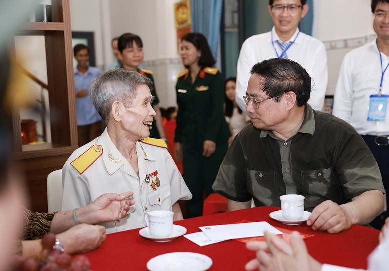 Hình ảnh 6 Thủ tướng Chính phủ Phạm Minh Chính thăm, tặng quà thương binh, cựu tù Côn Đảo Nguyễn Xuân Viên - Ảnh: VGP