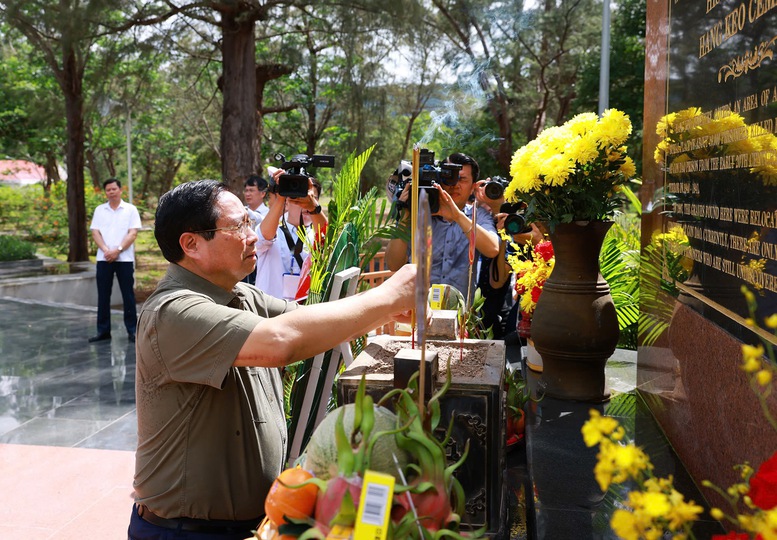 Hình ảnh 3 Thủ tướng Phạm Minh Chính dâng hương, hoa tưởng nhớ các Anh hùng liệt sĩ tại Nghĩa trang Hàng Keo - Ảnh: VGP