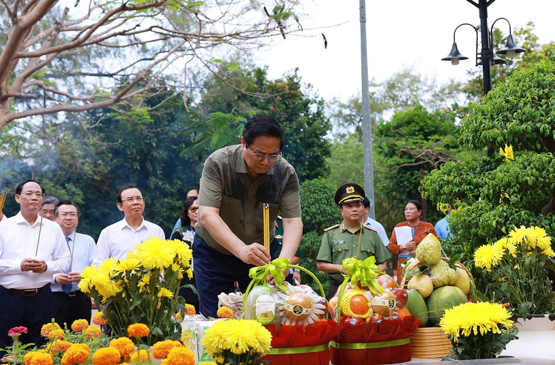 Hình ảnh 1 Thủ tướng Phạm Minh Chính dâng hương phần mộ nữ Anh hùng liệt sĩ Võ Thị Sáu ở Nghĩa trang Hàng Dương - Ảnh: VGP