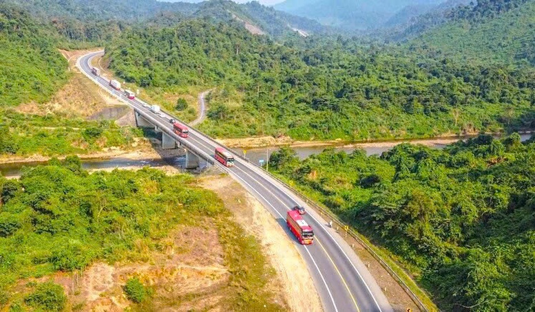 Mở rộng cao tốc Cam Lộ - La Sơn lên 4 làn xe
- Ảnh 1.