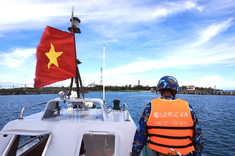 Trường Sa - Điểm tựa vững chắc, tiếp sức cho ngư dân giữa trùng khơi- Ảnh 1.