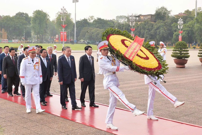 Lãnh đạo Đảng, Nhà nước và các đại biểu Quốc hội vào Lăng viếng Chủ tịch Hồ Chí Minh- Ảnh 1.