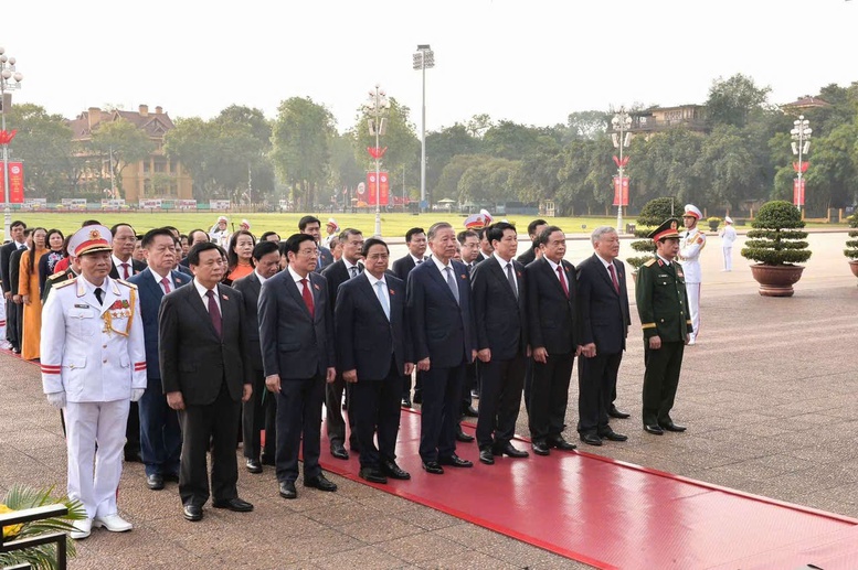 Lãnh đạo Đảng, Nhà nước và các đại biểu Quốc hội vào Lăng viếng Chủ tịch Hồ Chí Minh- Ảnh 2.