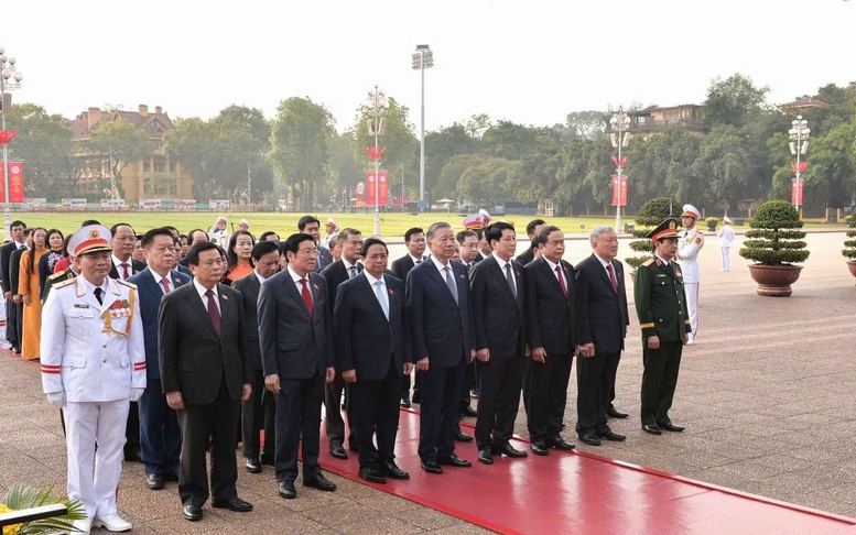 Lãnh đạo Đảng, Nhà nước và các đại biểu Quốc hội vào Lăng viếng Chủ tịch Hồ Chí Minh