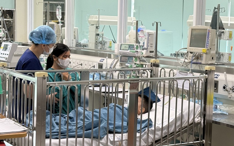 Bộ Y tế yêu cầu tuân thủ quy định về đào tạo, cập nhật kiến thức y khoa liên tục- Ảnh 4. Đình chỉ một số nhân viên y tế vụ bị tố 'nộp đủ tiền mới cấp cứu người bệnh'