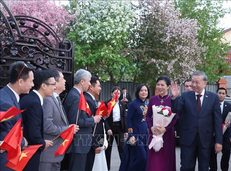 Tổng Bí thư Tô Lâm gặp gỡ cán bộ Đại sứ quán và cộng đồng người Việt Nam tại Kazakhstan- Ảnh 1.