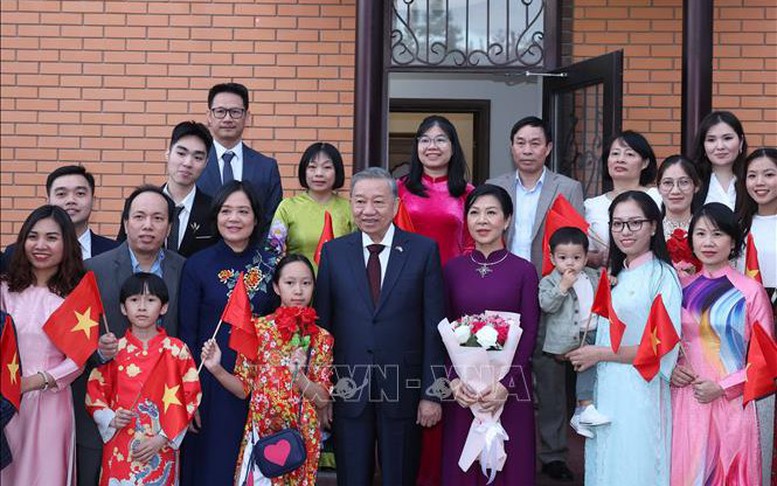 Tổng Bí thư Tô Lâm gặp gỡ cán bộ Đại sứ quán và cộng đồng người Việt Nam tại Kazakhstan
