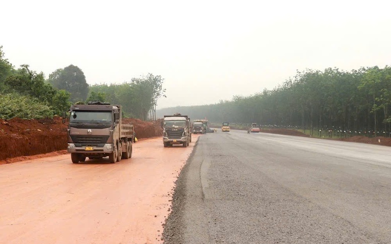 Gấp rút thi công tuyến chính cao tốc Vạn Ninh-Cam Lộ qua tỉnh Quảng Trị