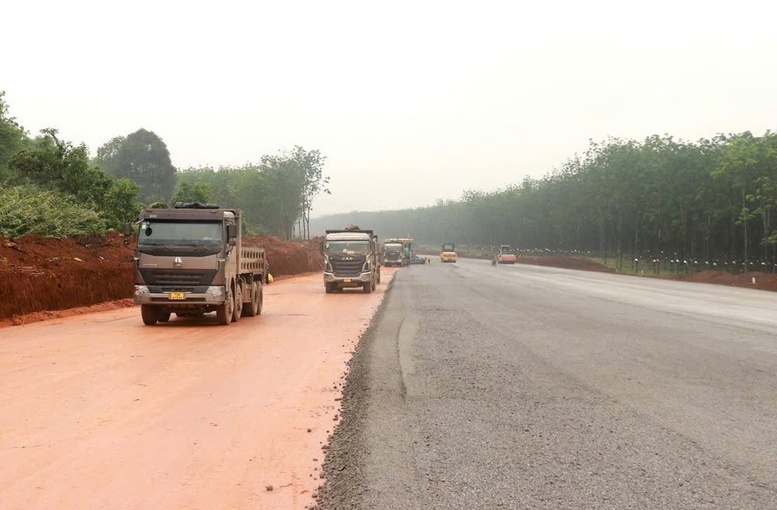 Gấp rút thi công tuyến chính cao tốc Vạn Ninh-Cam Lộ qua tỉnh Quảng Trị- Ảnh 1.