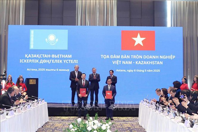 Tổng Bí thư Tô Lâm dự Tọa đàm bàn tròn doanh nghiệp Việt Nam - Kazakhstan- Ảnh 5. Tổng Bí thư Tô Lâm chứng kiến trao Thỏa thuận nhượng quyền kinh doanh giữa Hãng hàng không VietjetAir của Việt Nam và Hãng hàng không Qazaq Air của Kazakhstan