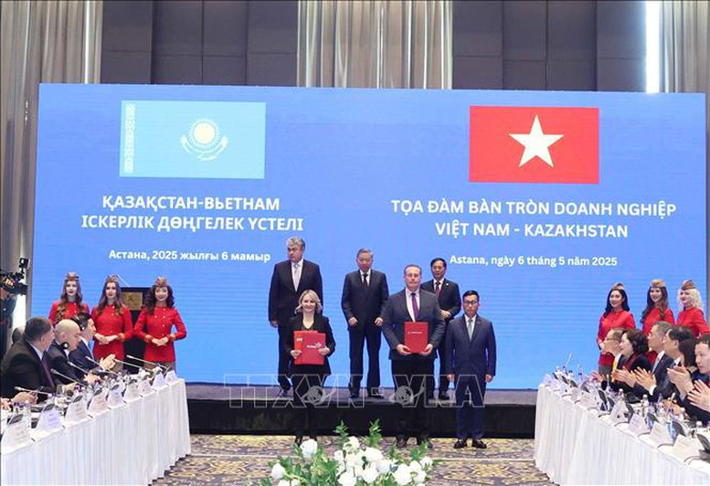 Tổng Bí thư Tô Lâm dự Tọa đàm bàn tròn doanh nghiệp Việt Nam - Kazakhstan- Ảnh 6. Tổng Bí thư Tô Lâm chứng kiến trao hợp đồng dịch vụ giữa Vietjet Kazakhstan và Boeing