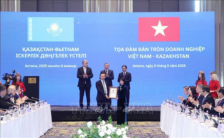 Tổng Bí thư Tô Lâm dự Tọa đàm bàn tròn doanh nghiệp Việt Nam - Kazakhstan- Ảnh 4. Tổng Bí thư Tô Lâm chứng kiến trao Giấy chứng nhận đăng ký đầu tư ra nước ngoài cho Aviation Holdings