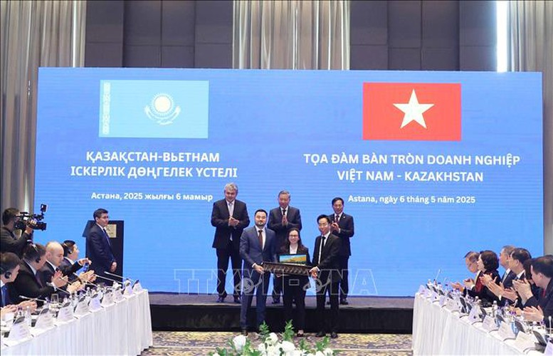 Tổng Bí thư Tô Lâm dự Tọa đàm bàn tròn doanh nghiệp Việt Nam - Kazakhstan- Ảnh 7. Tổng Bí thư Tô Lâm chứng kiến Công ty Mareven Food (Doanh nghiệp Việt Nam tại Kazakhstan) trao tặng 10 xe cứu thương cho chính quyền Kazakhstan