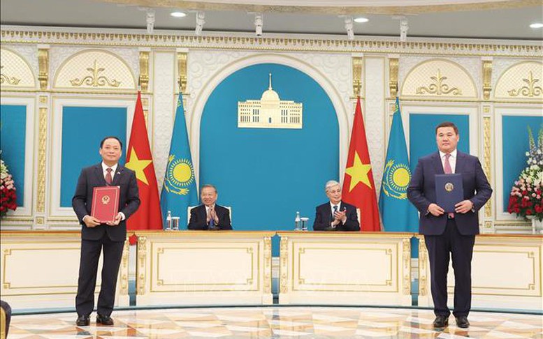 Tổng Bí thư Tô Lâm chứng kiến Lễ trao các văn kiện hợp tác song phương Việt Nam - Kazakhstan
