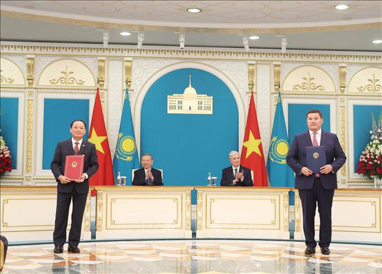 Tổng Bí thư Tô Lâm chứng kiến Lễ trao các văn kiện hợp tác song phương Việt Nam - Kazakhstan- Ảnh 4.
