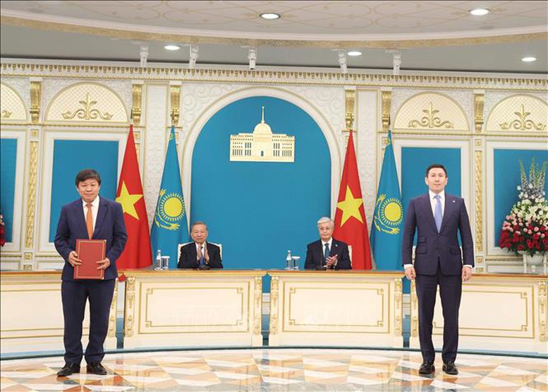 Tổng Bí thư Tô Lâm chứng kiến Lễ trao các văn kiện hợp tác song phương Việt Nam - Kazakhstan- Ảnh 3.