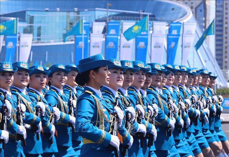 Tổng Bí thư Tô Lâm dự Lễ duyệt binh Kỷ niệm 80 năm Ngày Chiến thắng phát xít tại Kazakhstan- Ảnh 4.