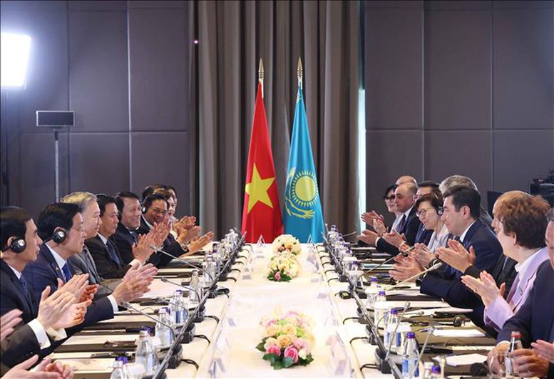 6 chính đảng trong Hạ viện Kazakhstan luôn ủng hộ quan hệ với Việt Nam- Ảnh 1. Tổng Bí thư Tô Lâm hội kiến Chủ tịch Hạ viện Kazakhstan, kiêm Chủ tịch Đảng Amanat (cầm quyền) Yerlan Koshanov.