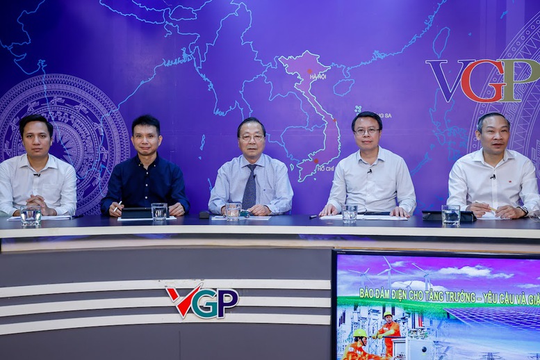 TỔNG THUẬT Tọa đàm "Bảo đảm điện cho tăng trưởng – Yêu cầu và giải pháp"- Ảnh 11. Các vị khách mời chia sẻ tại Tọa đàm - Ảnh: VGP/Nhật Bắc
