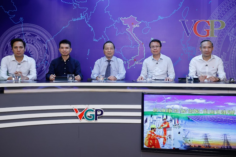 TỔNG THUẬT Tọa đàm "Bảo đảm điện cho tăng trưởng – Yêu cầu và giải pháp"- Ảnh 1. Các khách mời tham dự Tọa đàm (từ phải sang): Đại biểu Quốc hội Phan Đức Hiếu, Ủy viên Ủy ban Kinh tế và Tài chính của Quốc hội; Phó Cục trưởng Cục Điện lực (Bộ Công Thương) Đoàn Ngọc Dương; nguyên Cục trưởng Cục Quản lý giá (Bộ Tài chính) Nguyễn Tiến Thỏa; Chuyên gia năng lượng Hà Đăng Sơn, Giám đốc Trung tâm Nghiên cứu Năng lượng và tăng trưởng xanh; ông Nguyễn Văn Đạt – Phó Giám đốc Nhà máy Kẽm điện phân Thái Nguyên, chi nhánh Công ty CP Kim loại màu Thái Nguyên (VIMIKO) - Ảnh: VGP/Nhật Bắc
